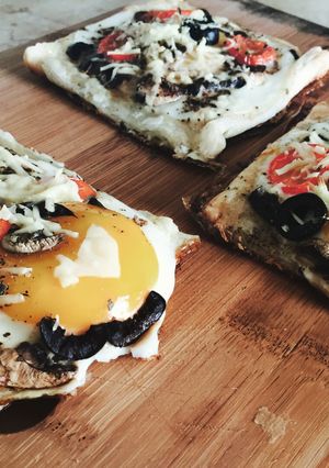 A picture of Egg on pastry..