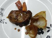 Una foto de lomo de cerdo en salsa