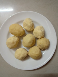 A picture of Moong dal ladoo.