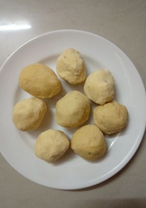 A picture of Moong dal ladoo.