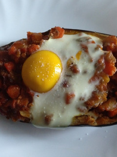 Una foto de Berenjena rellena de verduras y huevo