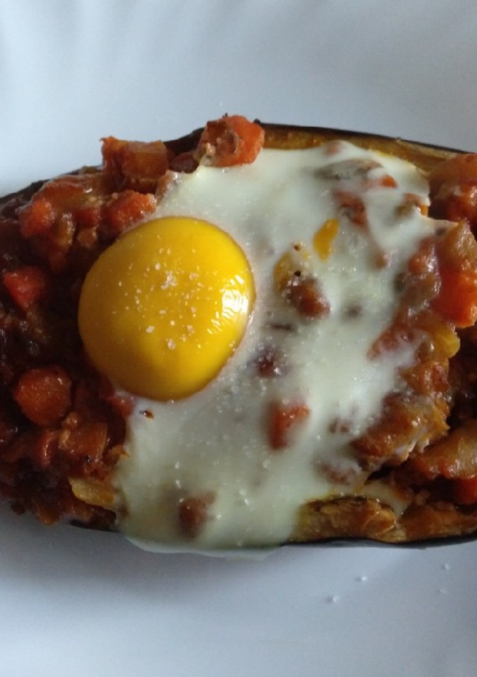 Una foto de Berenjena rellena de verduras y huevo