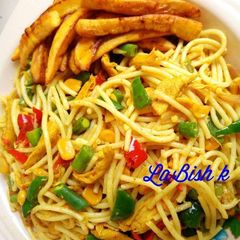 Spagetti with shredded chicken and fried plantain A picture of Spagetti with shredded chicken and fried plantain.