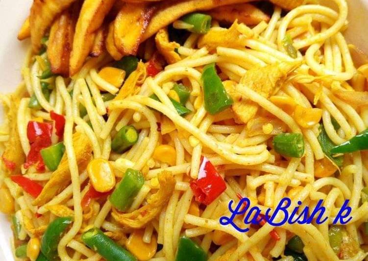 Steps to Prepare Favorite Spagetti with shredded chicken and fried plantain