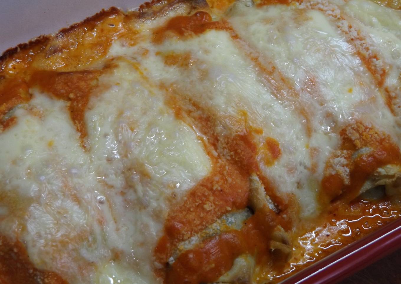 Canelones de espinaca con huevos duros y salsa rosada