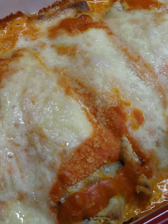 Una foto de Canelones de espinaca con huevos duros y salsa rosada