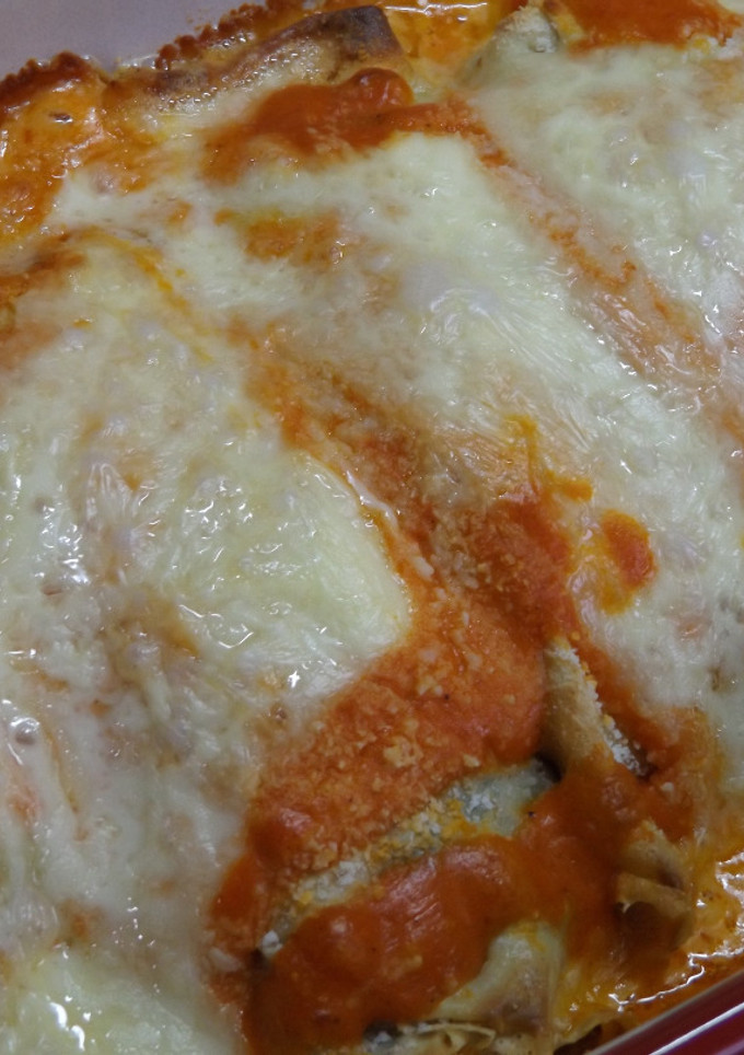Una foto de Canelones de espinaca con huevos duros y salsa rosada