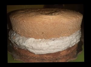 Una foto de Bizcocho de mezcal vainilla mousse de tuna (frambuesa) y leche