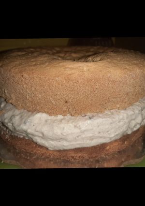 Una foto de Bizcocho de mezcal vainilla mousse de tuna (frambuesa) y leche
