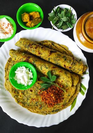 मेथी पराठा (methi paratha recipe in marathi) रेसिपी चे मुख्य फोटो 