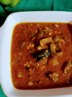 सिमला मिरची रस्सा भाजी (shimla mirchi rassa bhaji recipe in marathi) रेसिपी चे मुख्य फोटो