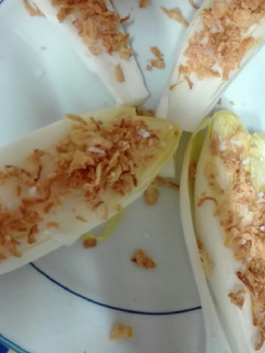 Una foto de Endivias con cebolla caramelizada