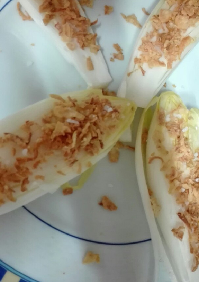 Una foto de Endivias con cebolla caramelizada