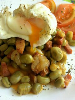 Una foto de Habitas con bacon y huevo escalfado