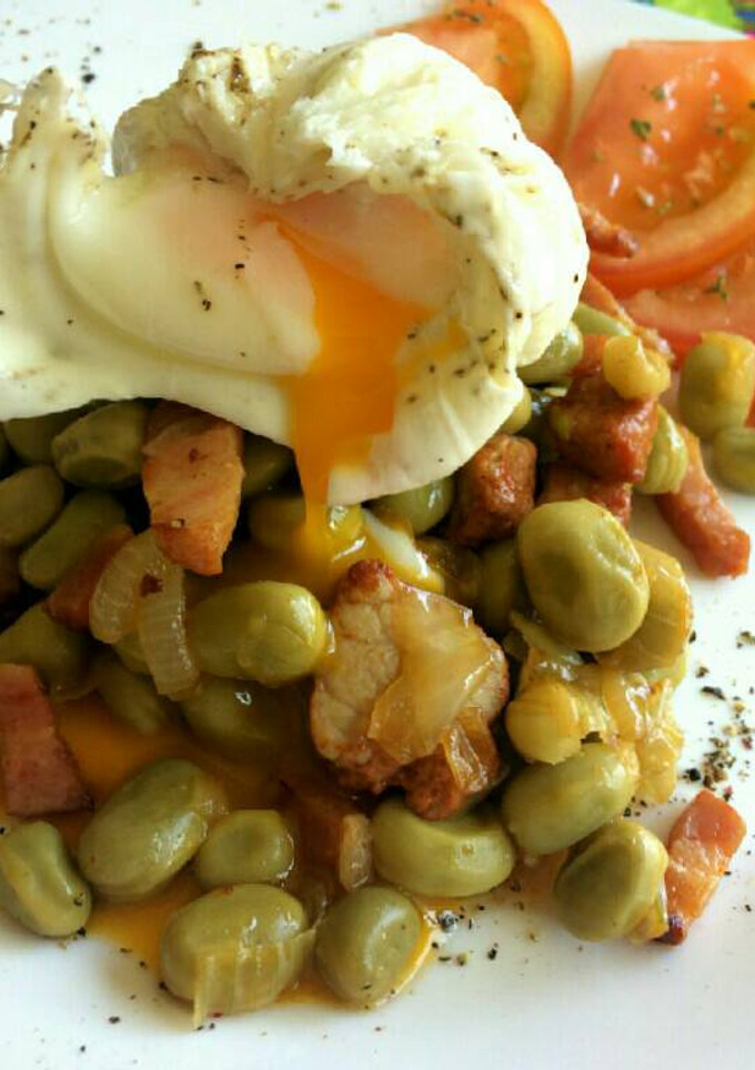 Una foto de Habitas con bacon y huevo escalfado