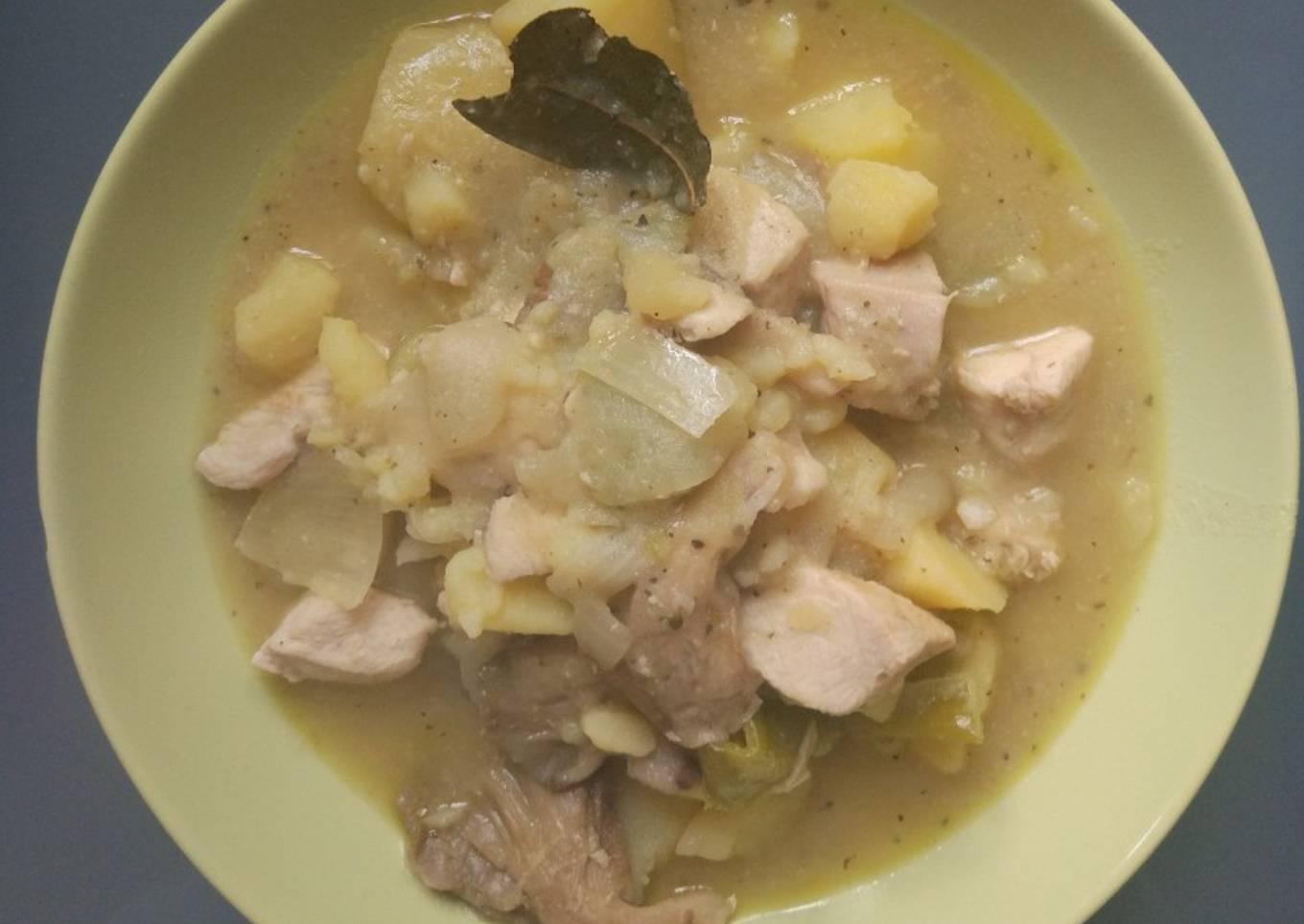 Estofado de pollo, patatas y setas