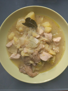 Una foto de Estofado de pollo, patatas y setas