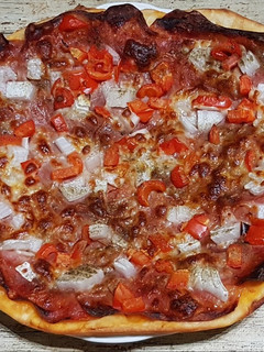 Una foto de Pizza casera de chopped de lata 👌