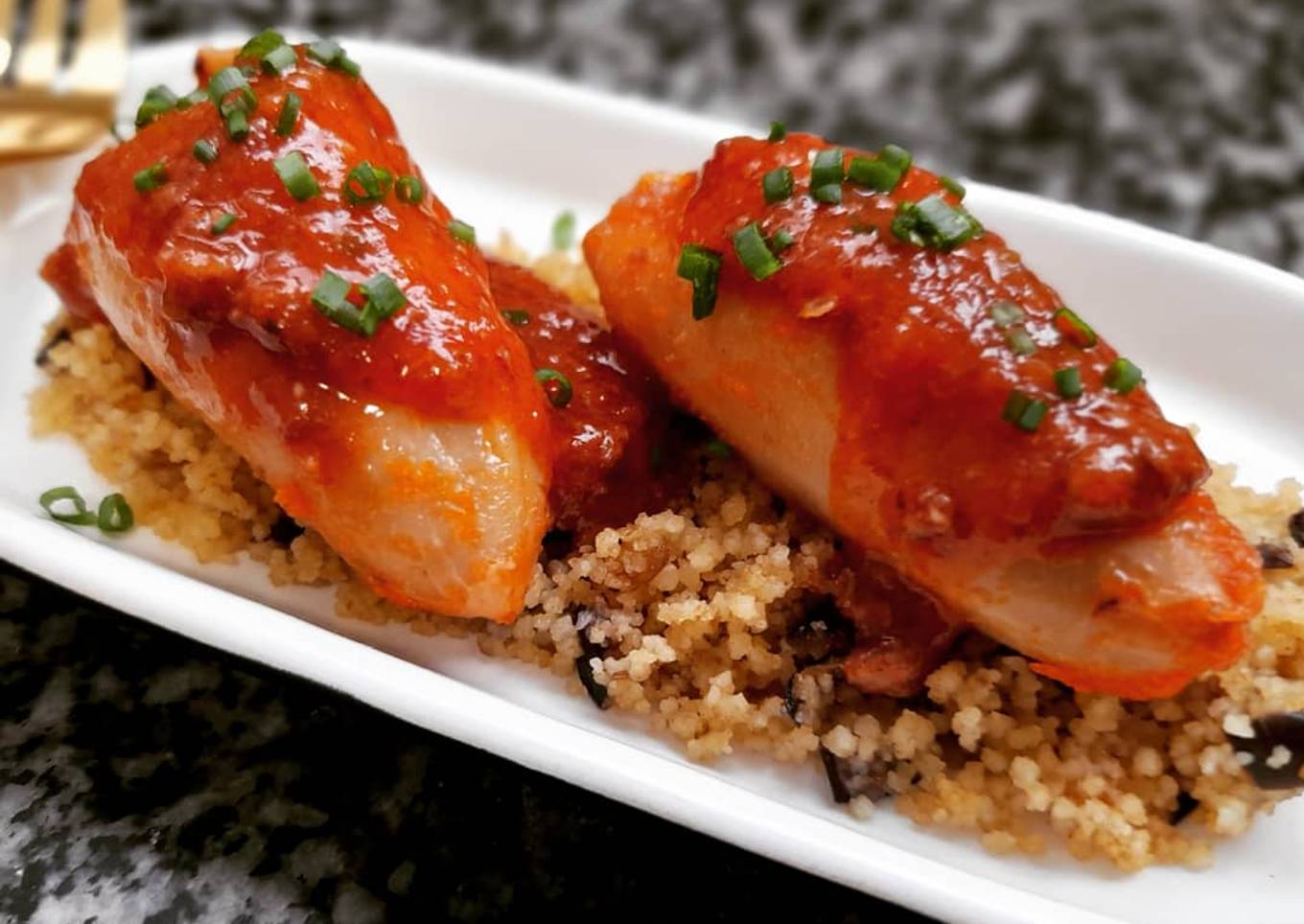 Calamarcitos rellenos de boloñesa con cuscús con berenjenas