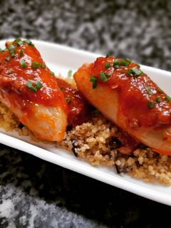 Una foto de Calamarcitos rellenos de boloñesa con cuscús con berenjenas