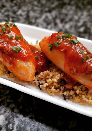 Una foto de Calamarcitos rellenos de boloñesa con cuscús con berenjenas