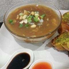 19 b soup with garlic bread A picture of 19 b soup with garlic bread.