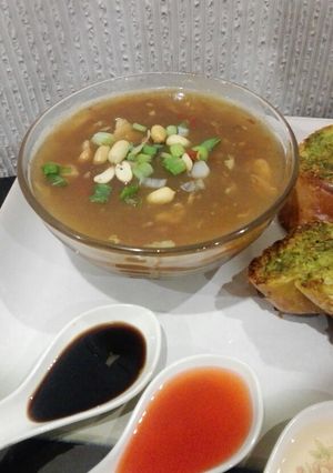 A picture of 19 b soup with garlic bread.
