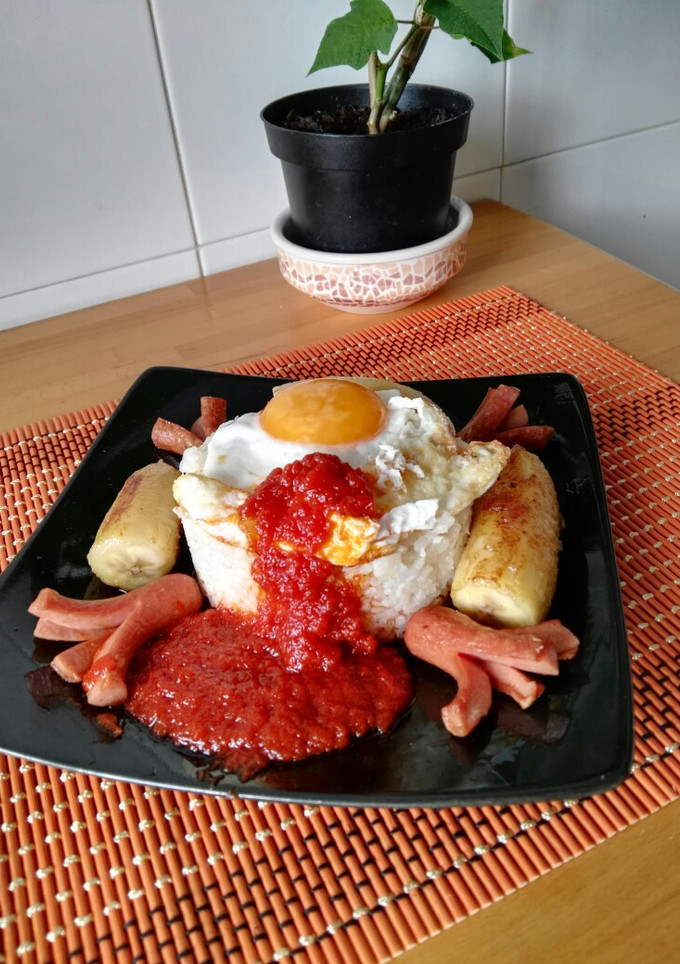 Una foto de Arroz a la cubana con salchichas