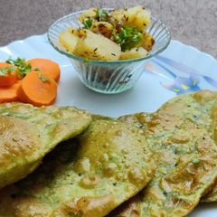 A picture of Palak Poori.