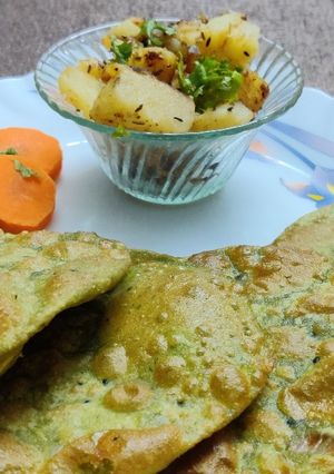 A picture of Palak Poori.