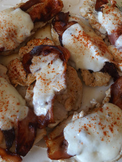 Una foto de Filetes de pechuga de pollo con bacon ahumado y mozzarella