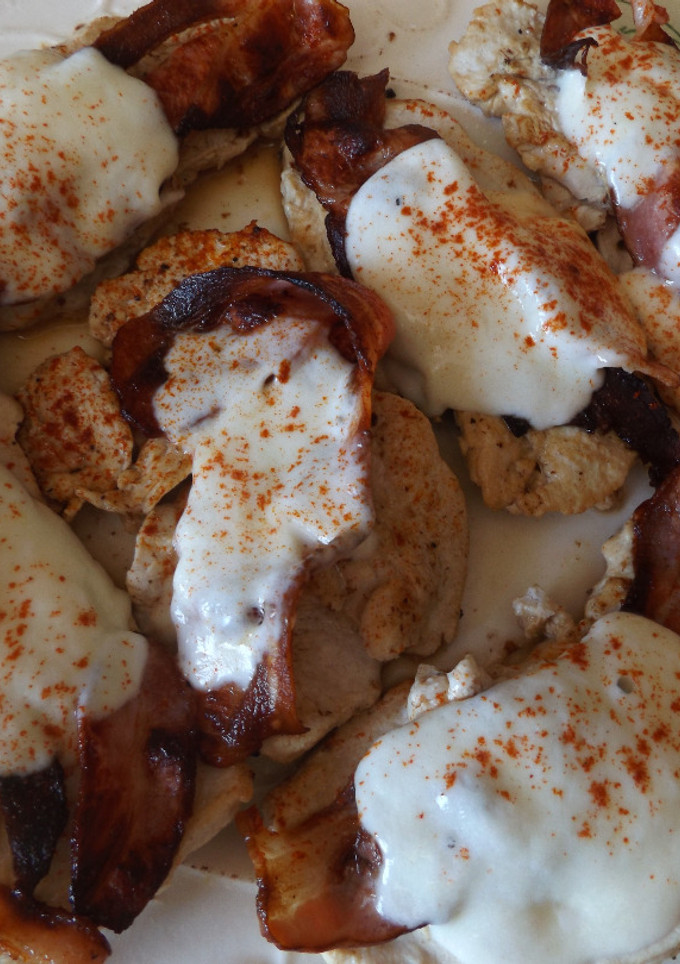 Una foto de Filetes de pechuga de pollo con bacon ahumado y mozzarella