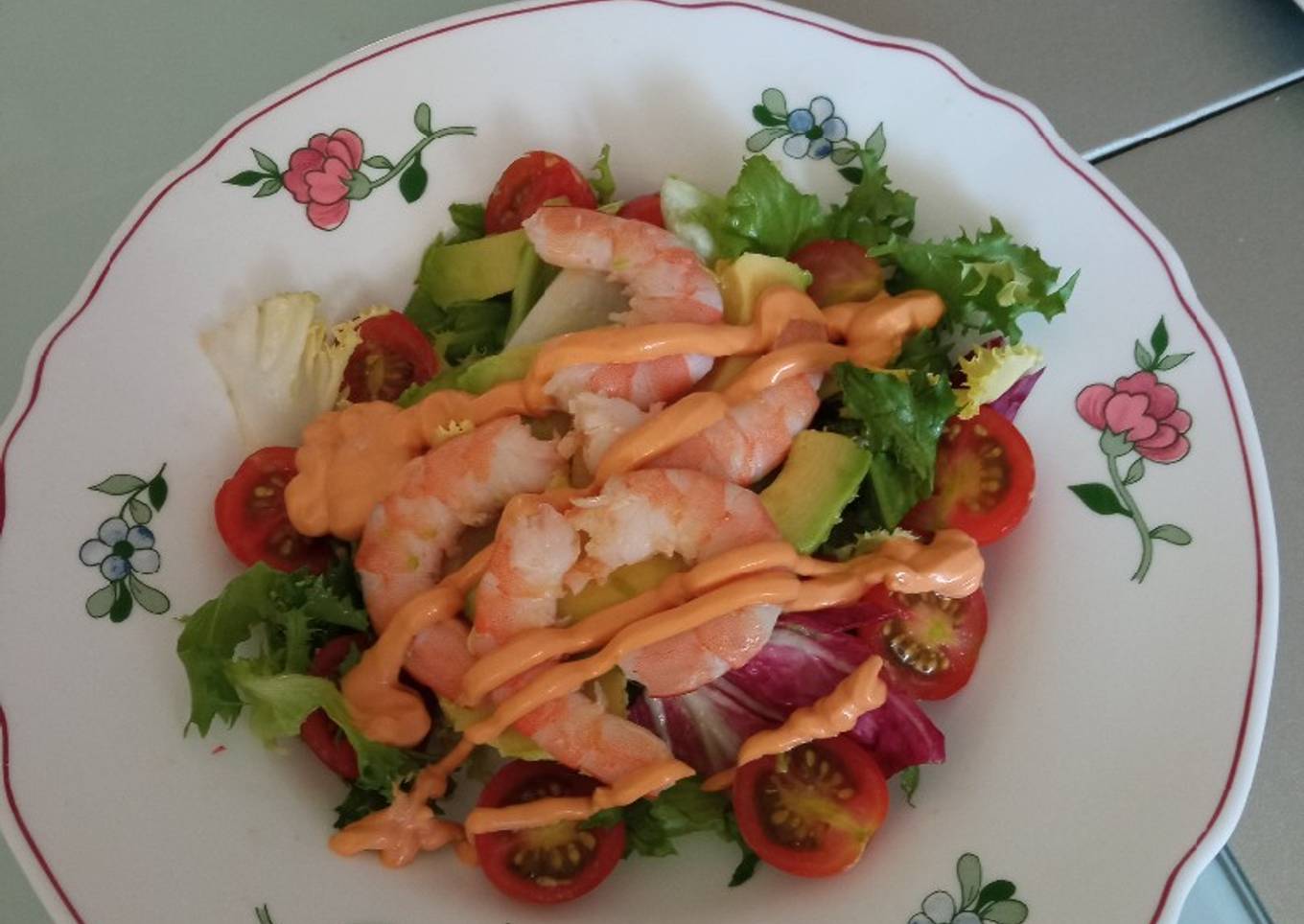 Ensalada gourmet con langostino, aguacate, tomate y salsa cocktail