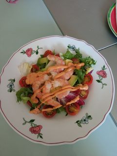 Una foto de Ensalada gourmet con langostino, aguacate, tomate y salsa cocktail