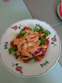 Una foto de Ensalada gourmet con langostino, aguacate, tomate y salsa cocktail