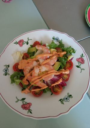 Una foto de Ensalada gourmet con langostino, aguacate, tomate y salsa cocktail