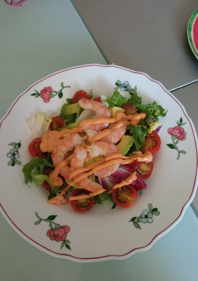 Una foto de Ensalada gourmet con langostino, aguacate, tomate y salsa cocktail