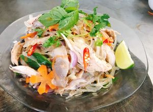 Hình của món Gỏi Gà xé phay.