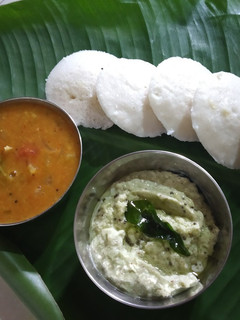 ઇડલી સંભાર વીથ કોકોનટ ચટણી(idli sambhar recipe in gujarati) રેસીપી મુખ્ય ફોટો