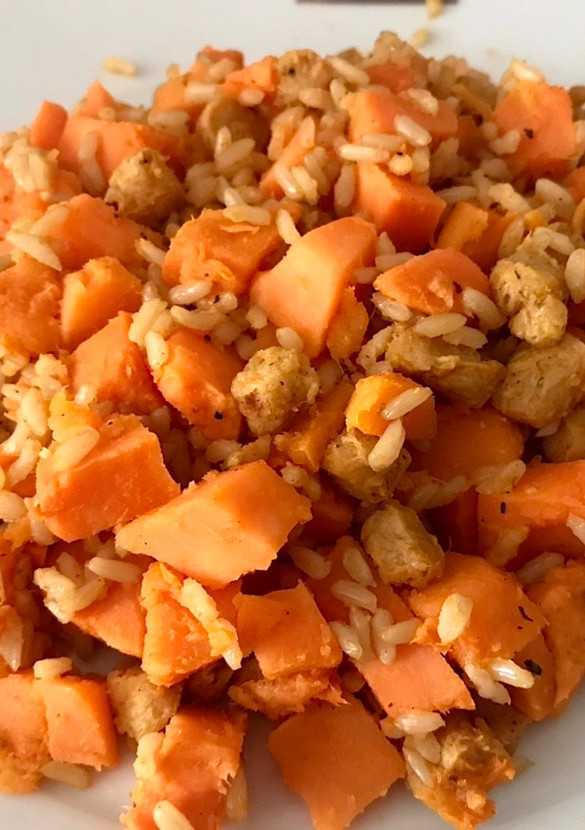 Una foto de Boniato con arroz y soja texturizada