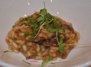Una foto de risotto al vino tinto