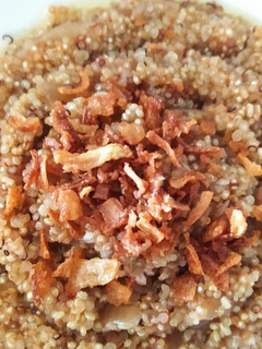 Una foto de Quinoa con cebolla caramelizada