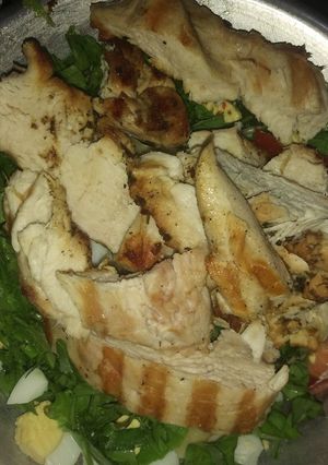 Una foto de Pechuga de pollo con ensalada de rúcula