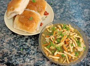 A picture of Jain Misal Pav.