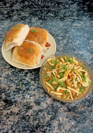 A picture of Jain Misal Pav.