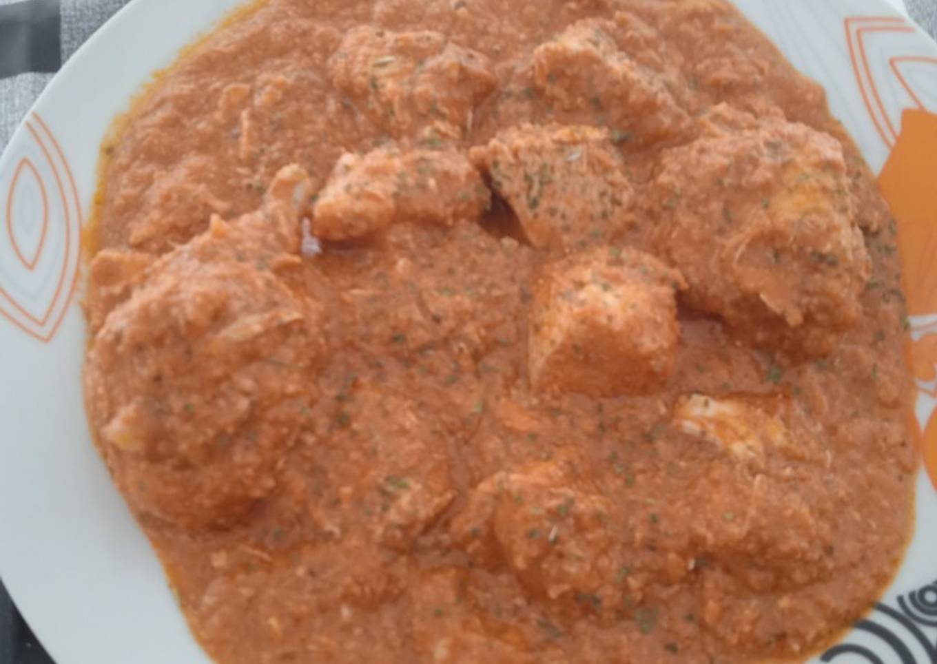 Pollo en salsa de tomate y almendras