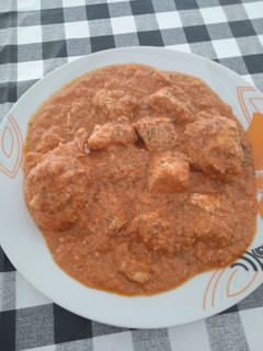 Una foto de Pollo en salsa de tomate y almendras