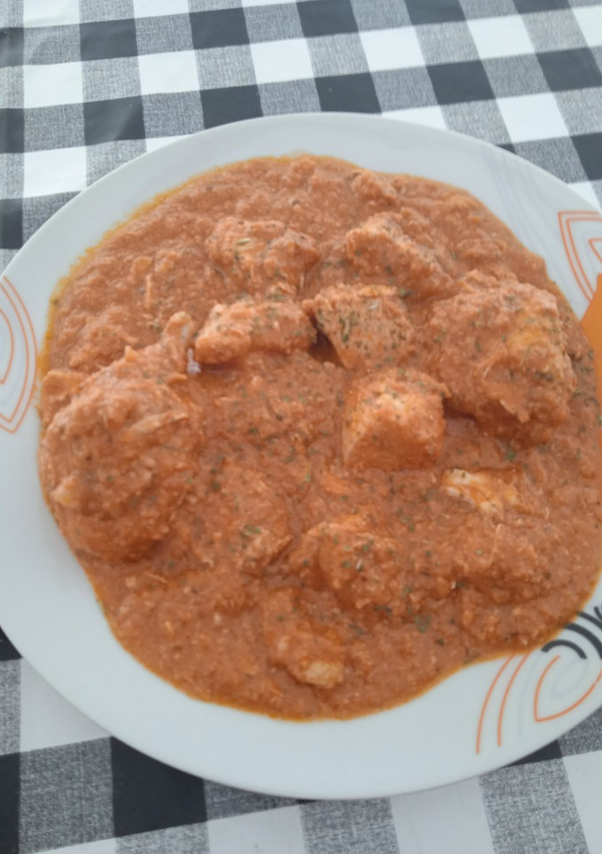 Una foto de Pollo en salsa de tomate y almendras