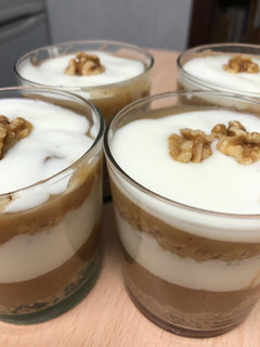 Una foto de 233. Vasitos de compota de manzana, yogur y nueces (postre)