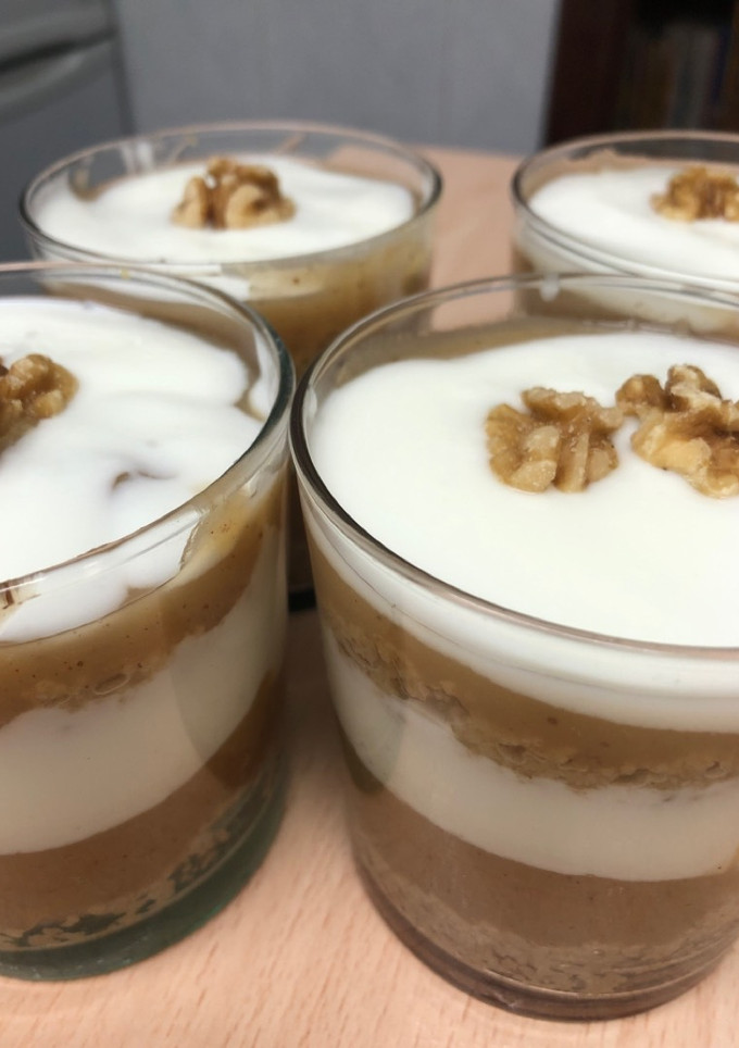 Una foto de 233. Vasitos de compota de manzana, yogur y nueces (postre)